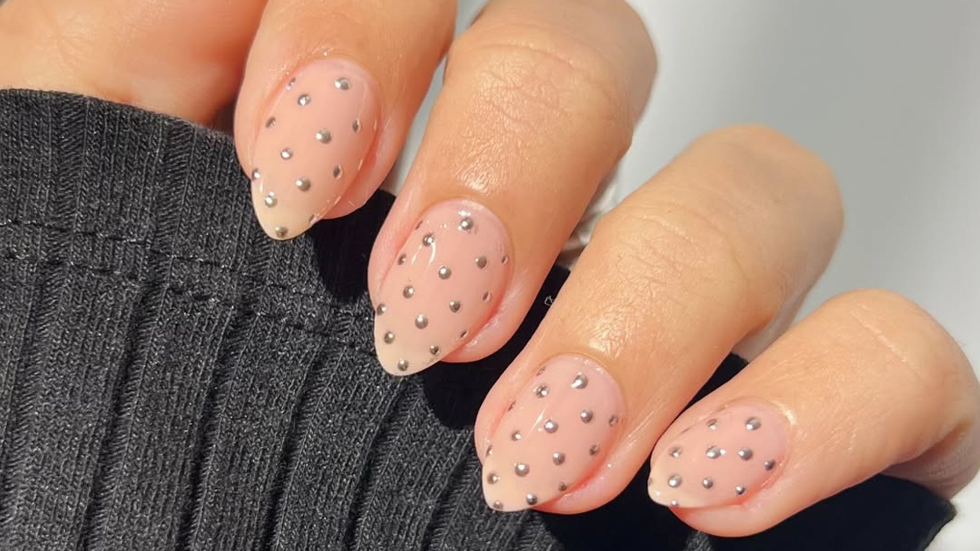 Adiós a las uñas doradas: la manicura plata será la protagonista de tus looks más especiales