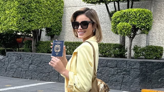 Aleska Génesis posó feliz a las afueras de la procuraduría, con su pasaporte en mano, victoriosa por haber quedado libre de acusaciones en su contra