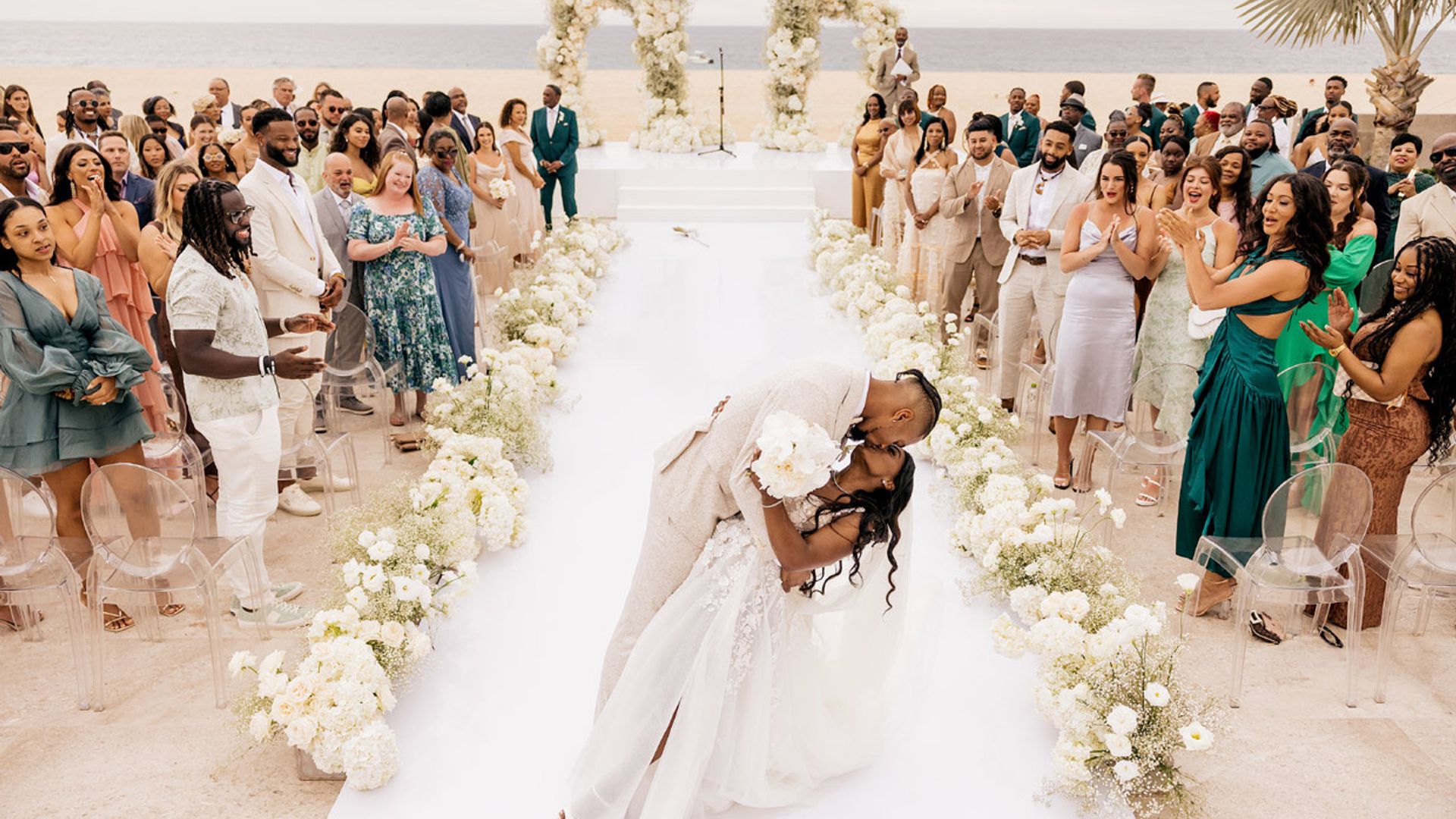 Entramos en la mágica boda de Simone Biles: zapatillas personalizadas, una tarta de siete pisos y un rompedor baile