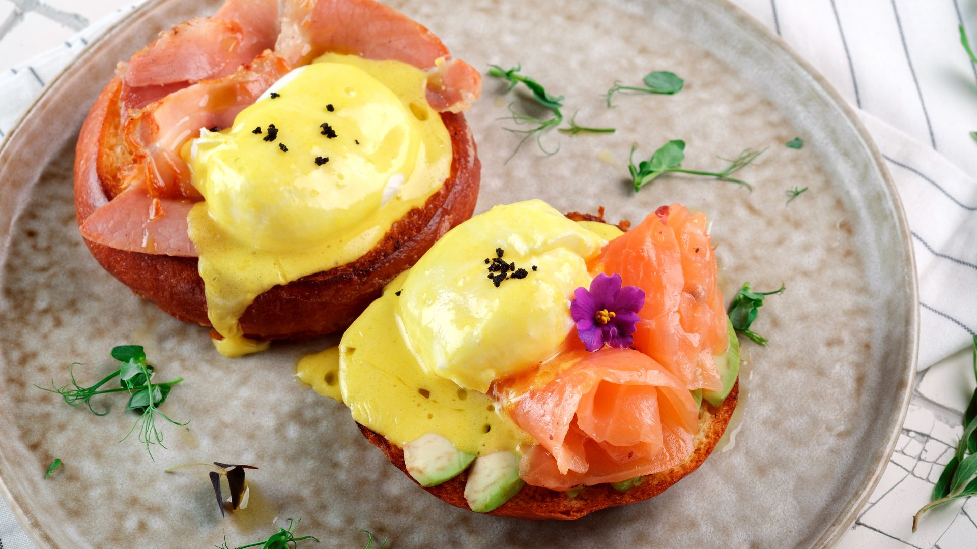 Huevos Benedict con salmón ahumado y aguacate