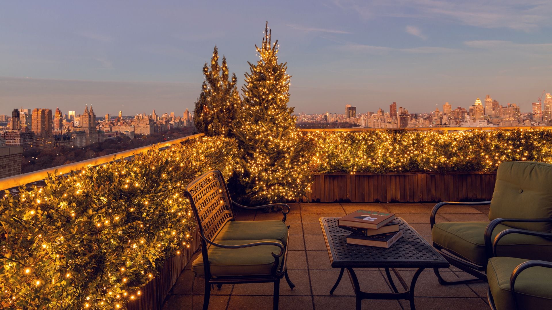  Situada entre rascacielos y con una ubicación inigualable, que les permite admirar cada día el parque más icónico y filmado del mundo, Central Park, la diseñadora griega vive aquí su sueño de Navidad