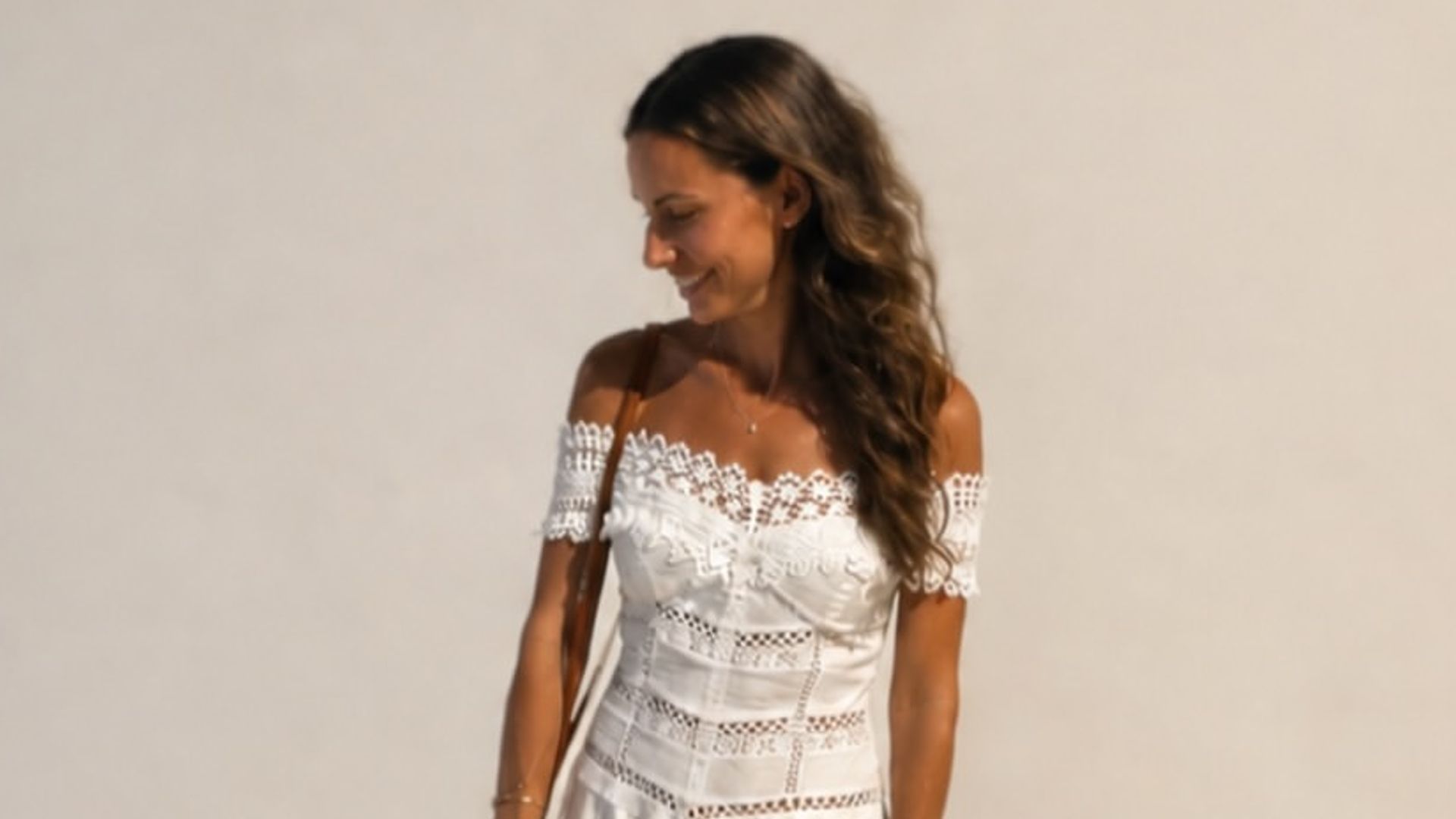 Ana Boyer, espectacular con vestido blanco y muy bronceada en su primer verano con Mía