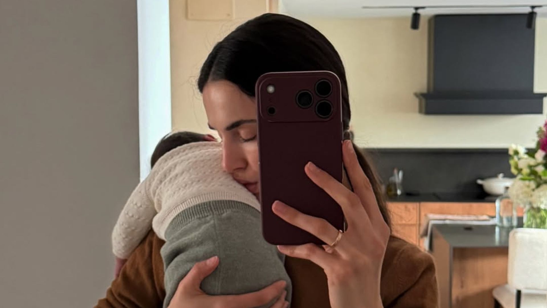 Blanca Padilla, junto a su hija Maila