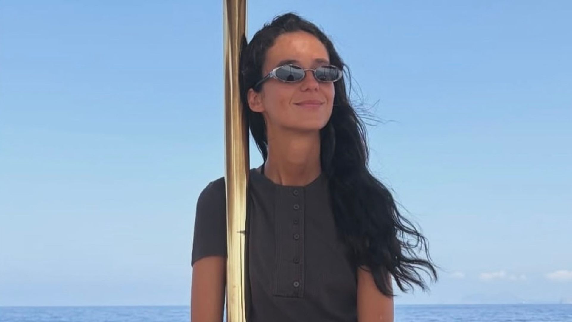 Victoria Federica de vacaciones en barco con un look urbano, 2026.