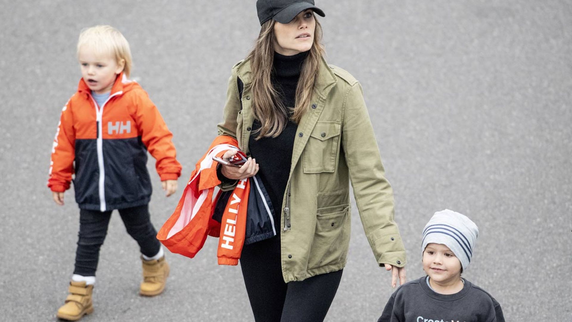 ¡A toda velocidad! Carlos Felipe de Suecia compite en una carrera con su mujer y sus hijos como admiradores