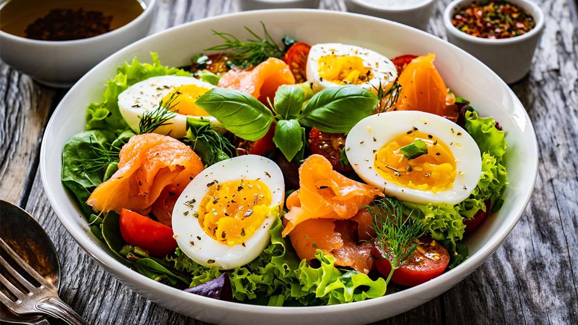 Ensalada de salmón ahumado y huevo cocido