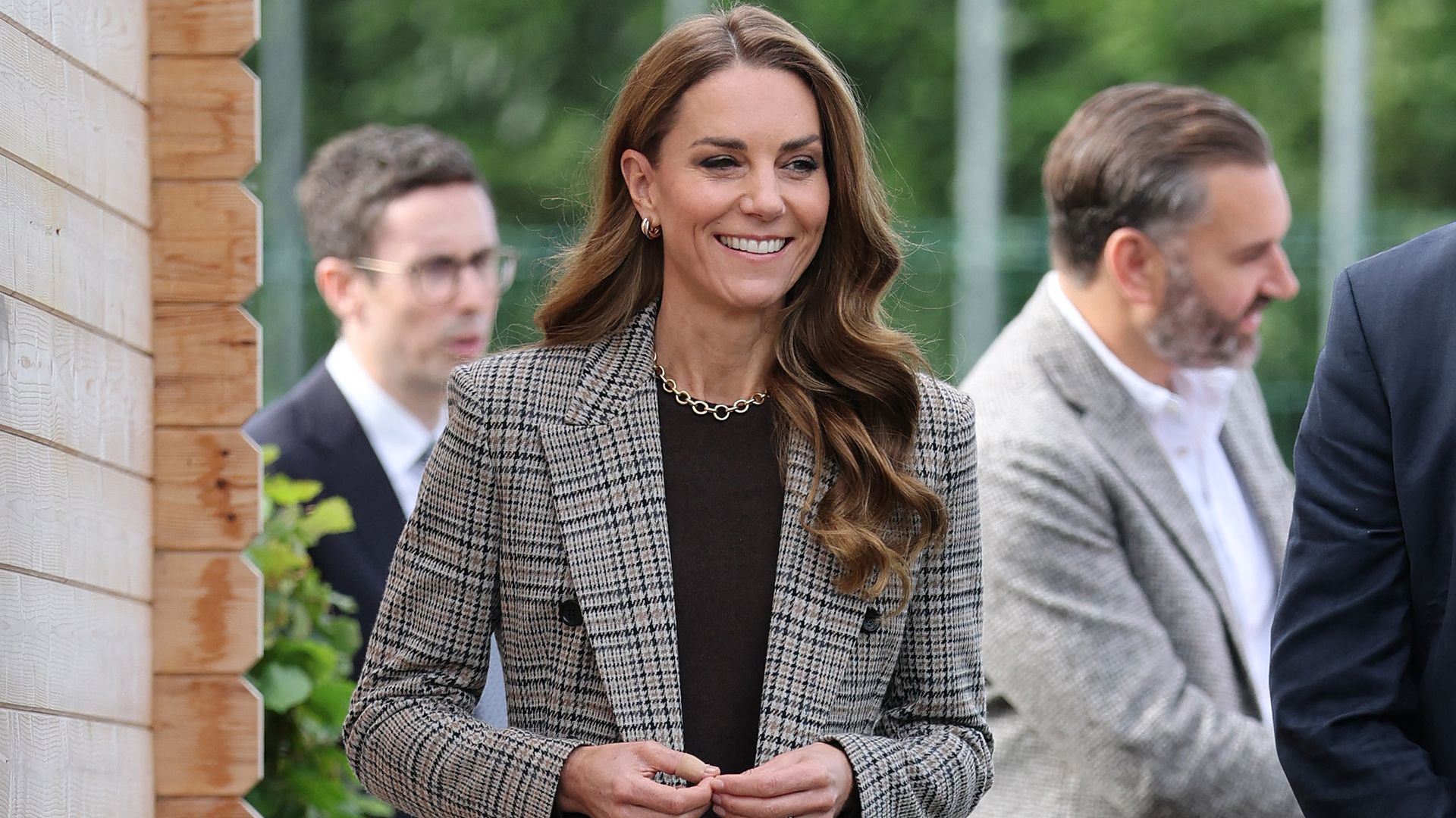 Kate Middleton con blazer de cuadros y mocasines en un paseo por el campo