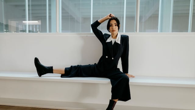 Mujer con traje sentada en la oficina