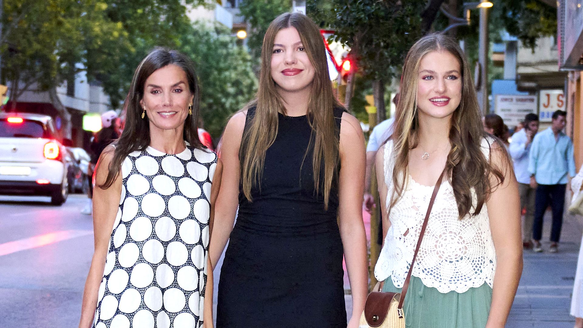 Los primeros estrenos de la Reina y sus hijas en Mallorca: de un bolso artesanal a las sandalias más cómodas