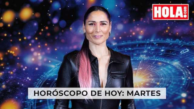Rosa López en primer plano, en segundo plano una representación de la rueda del Zodiaco
