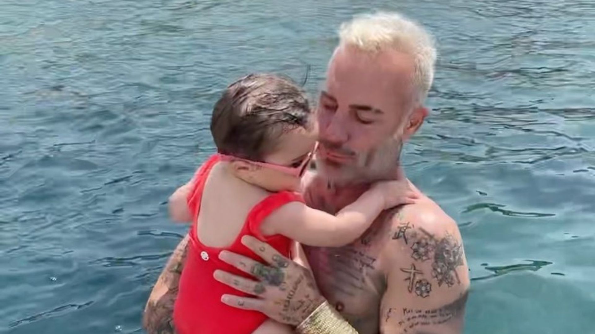 ¡Al agua con papá! Gianluca Vacchi disfruta del 'primer baño en el mar' de su hija