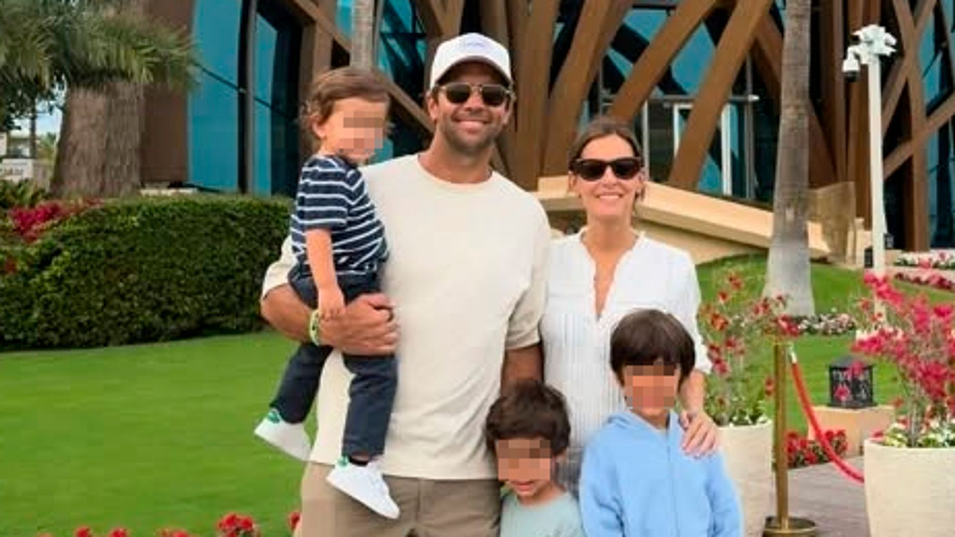Ana Boyer celebra el segundo cumpleaños de su hijo Martín con una foto de sus tres hijos en la recta final de su embarazo: "Cómo pasa el tiempo"