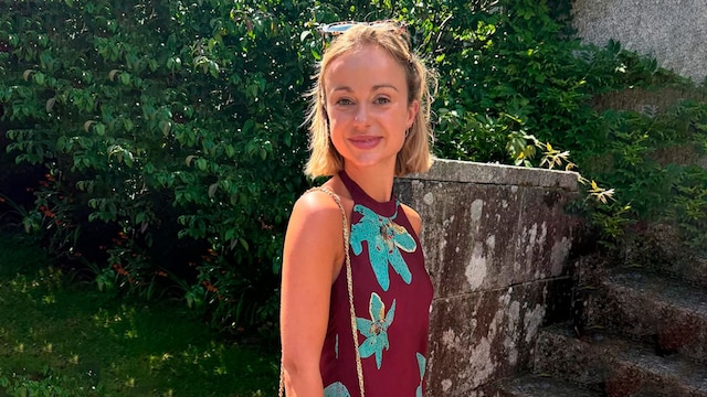 Amelia Windsor con vestido estampado de la firma Romualda