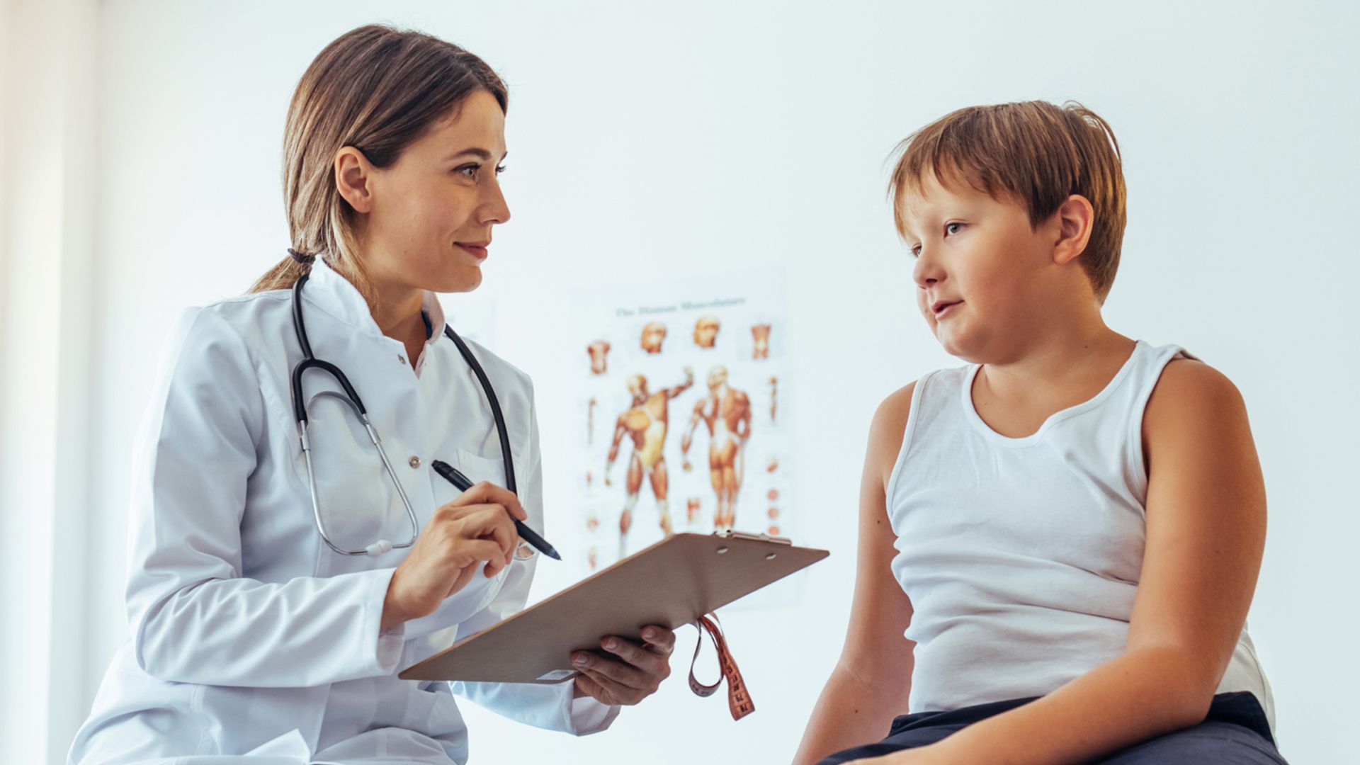 Dr. César Herrera, pediatra: "La pubertad precoz puede tener un impacto emocional en el niño por su maduración física adelantada"