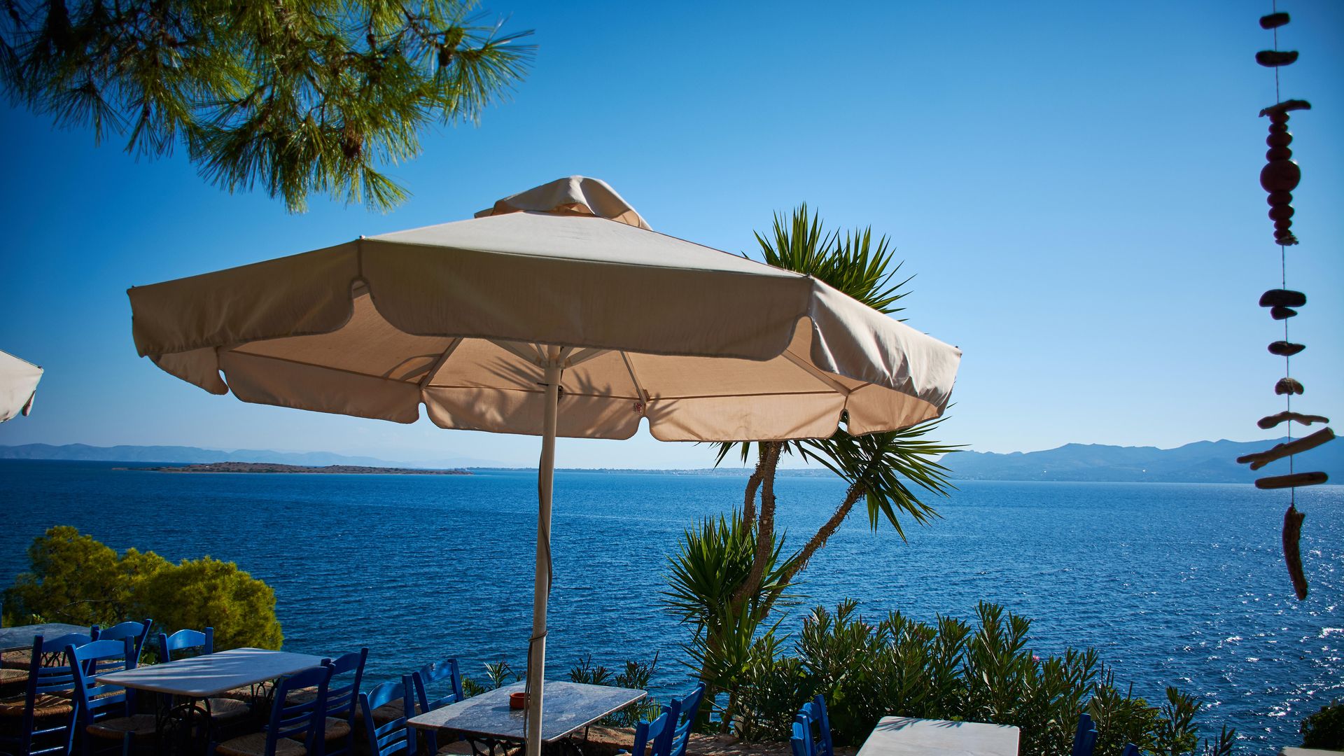 Restaurante junto al mar en Agistri, Grecia