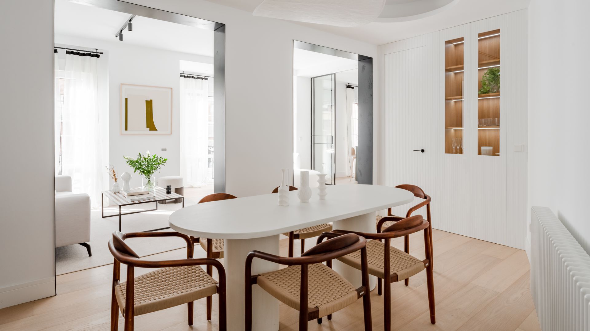 Cómo integrar un armario grande en tu comedor sin perder espacio ni estilo, según el experto en diseño interior Camilo Sighinolfi