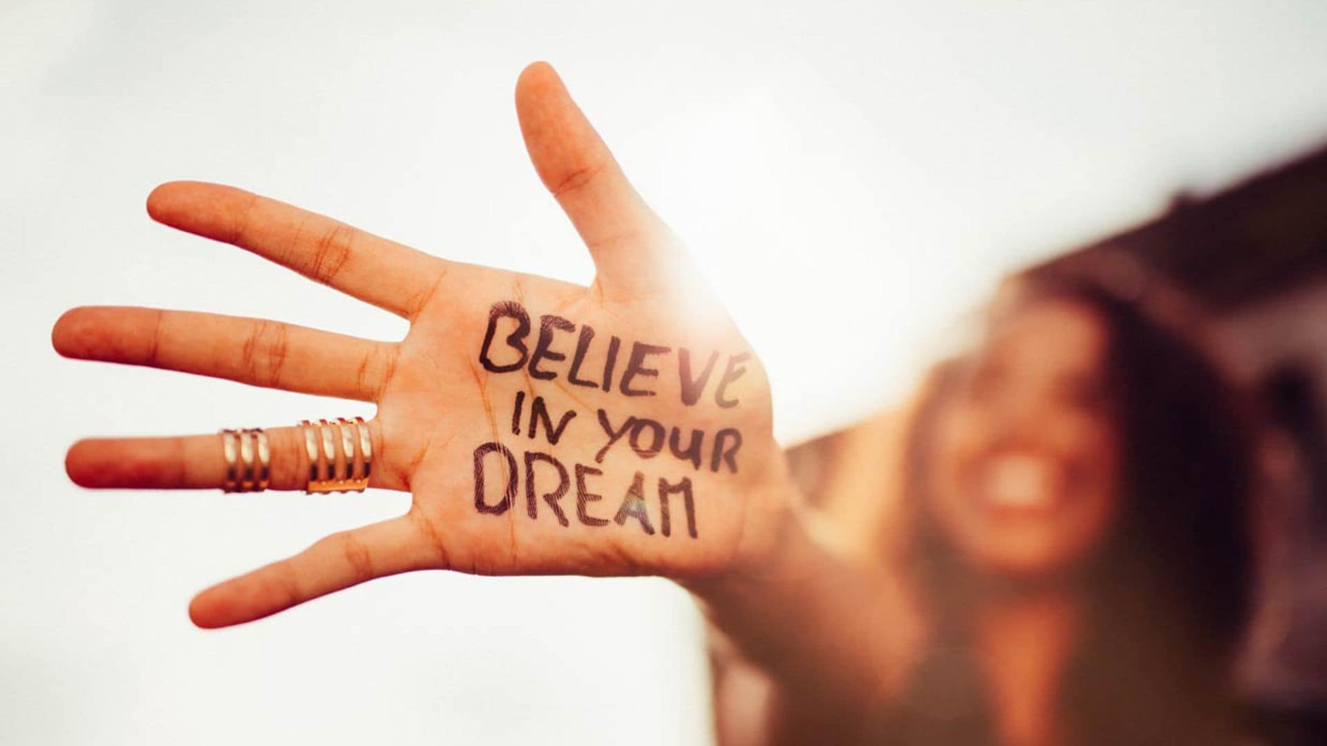 Las 6 razones para desconfiar de estas frases positivas y motivadoras
