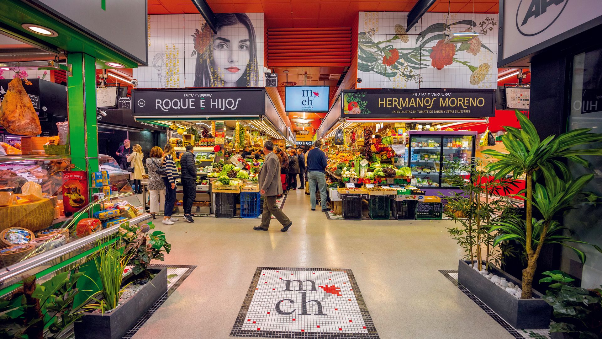 Claveles y zarzuelas decoran el mercado de Chamberí en Madrid