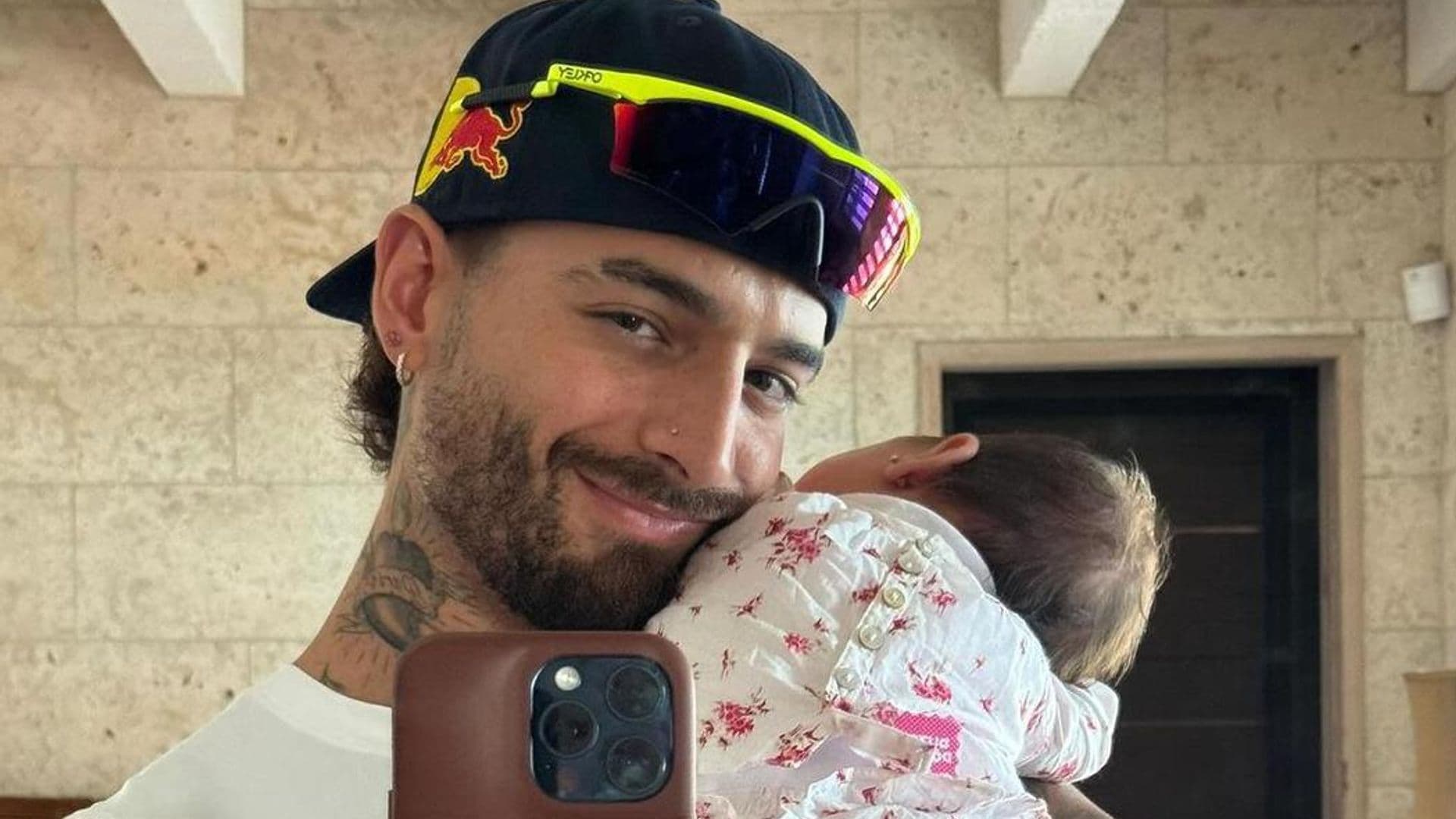 Maluma disfruta del mejor momento de su vida con su bebé en los brazos