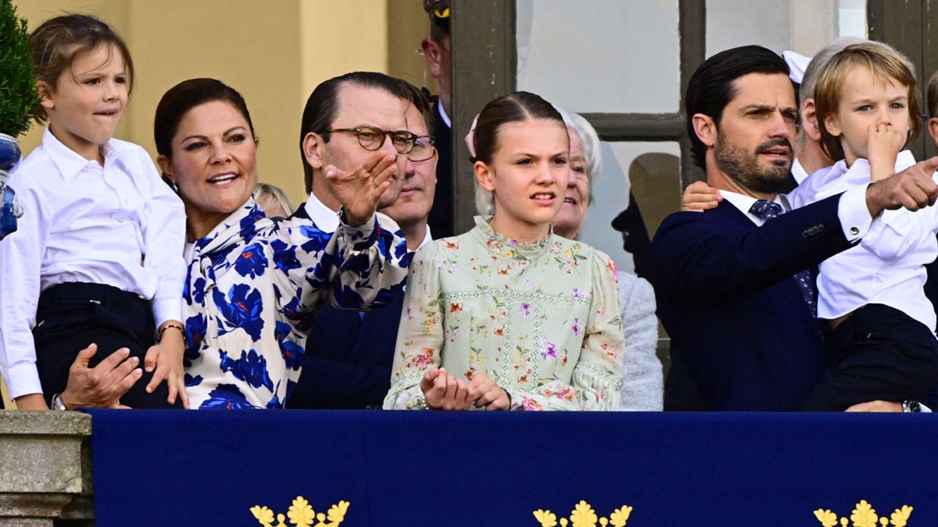 Los 'miniroyals' suecos, desde el balcón de palacio, toman el protagonismo en el Jubileo de Oro de su abuelo