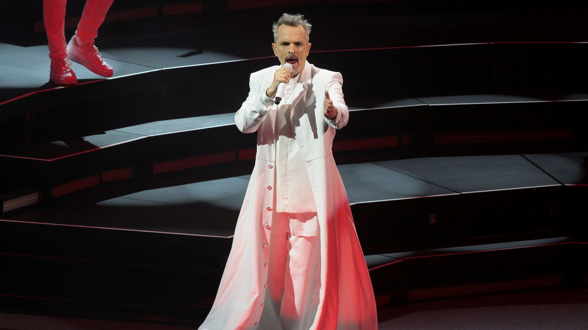 Entre éxitos y la alarma sísmica, así fue el regreso de Miguel Bosé a los escenarios