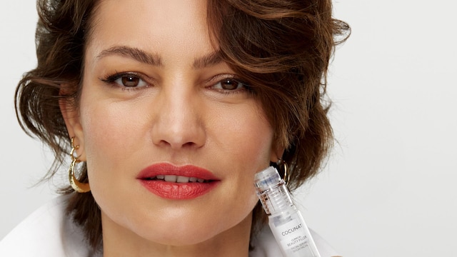 Rostro de mujer con labios rojos después de usar Clinical Beauty Filler de Cocunat