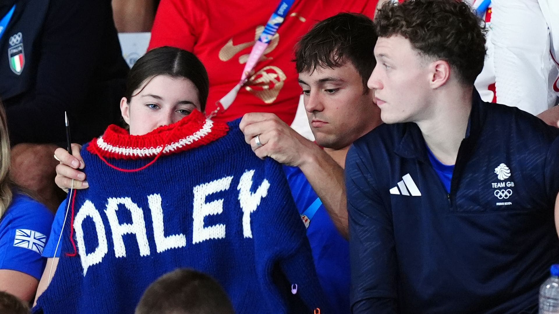 Tom Daley, el deportista olímpico que espera su turno de competir haciendo ganchillo