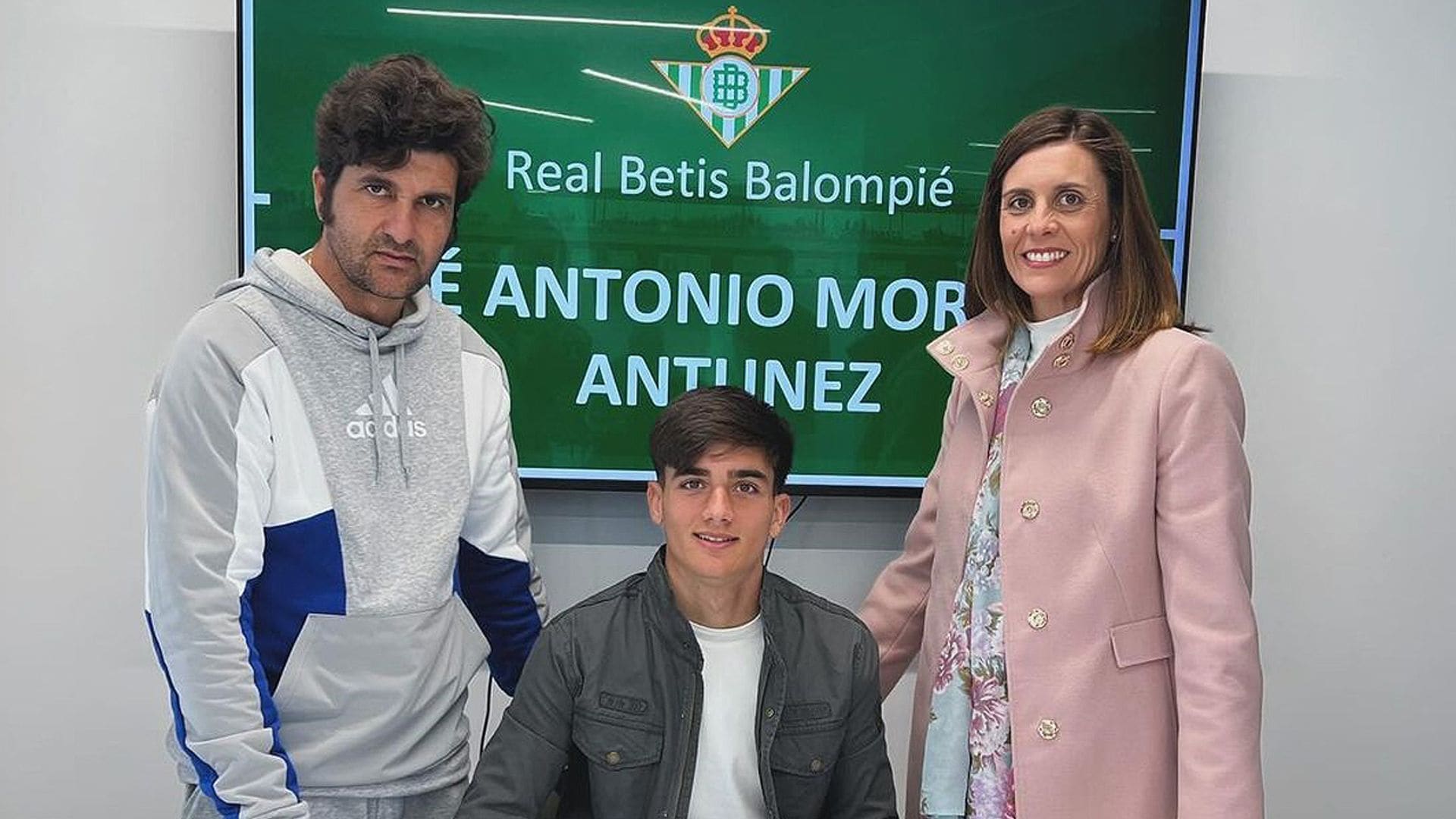 Conoce a José Antonio, el hijo de 16 años de Morante de la Puebla que acaba de fichar por el Betis