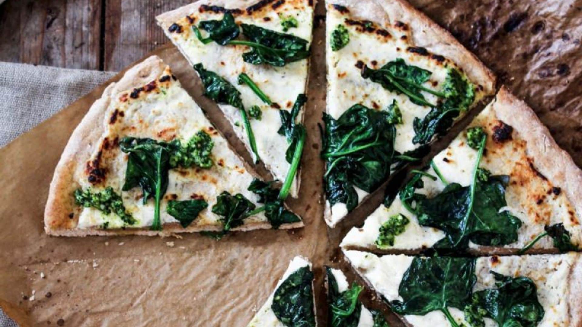 Pizza 'bianca' con espinacas y pesto