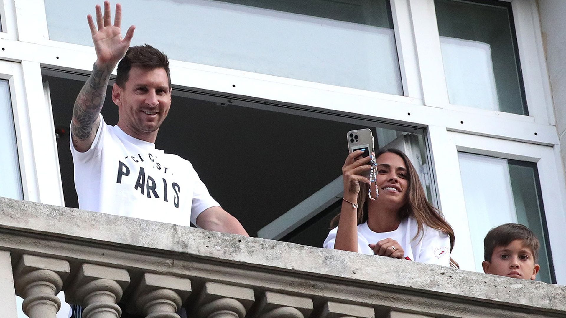 Furor en París por la llegada de Leo Messi junto a su familia a la ciudad que será su nuevo hogar