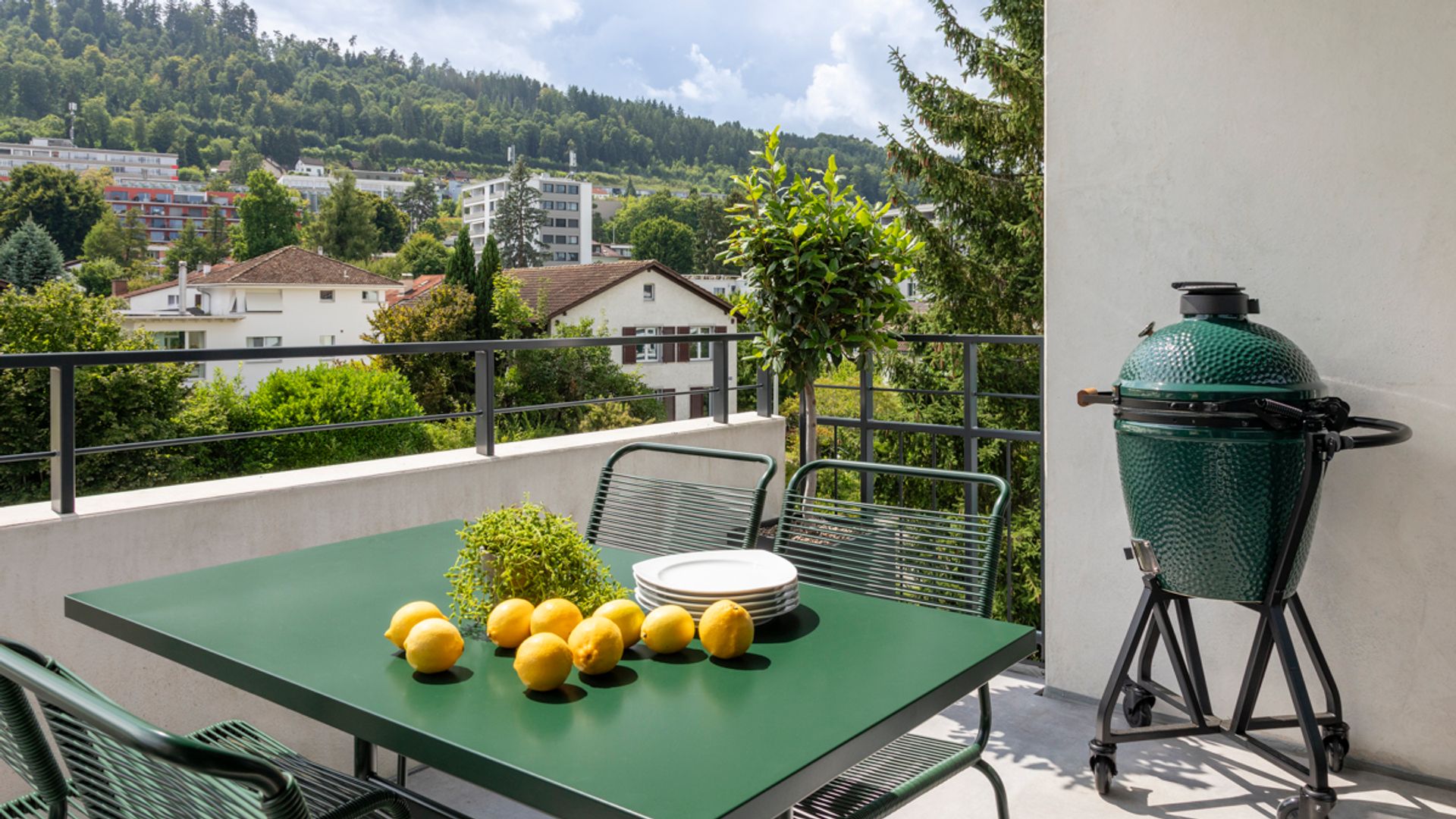 Terraza con muebles de exterior para comer y barbacoa