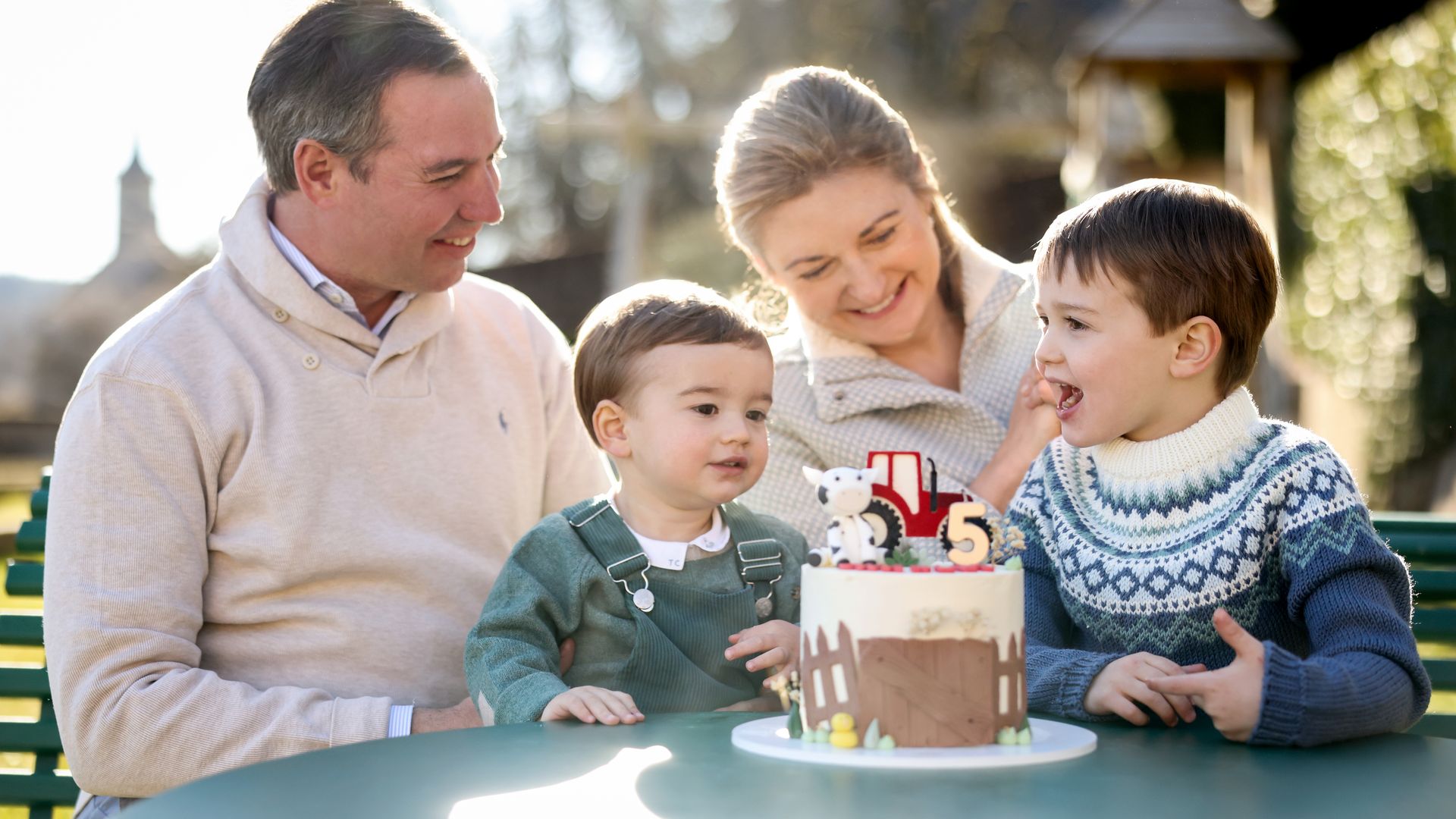 Las imágenes de Charles de Luxemburgo celebrando su quinto cumpleaños: amor por las granjas y aire libre