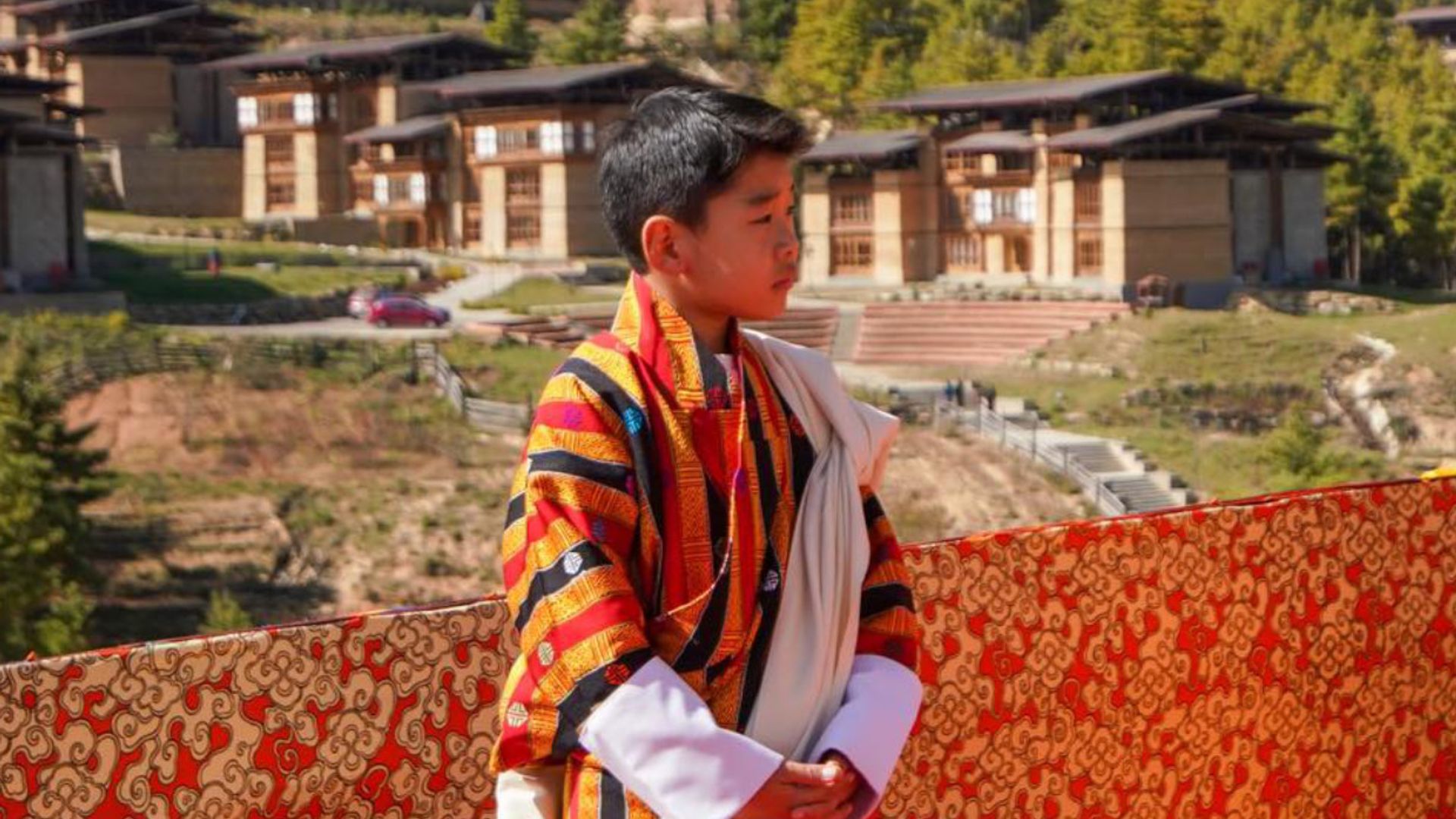 El príncipe dragón de Bután, el heredero al trono más joven del mundo, preside un acto en solitario a sus 7 años