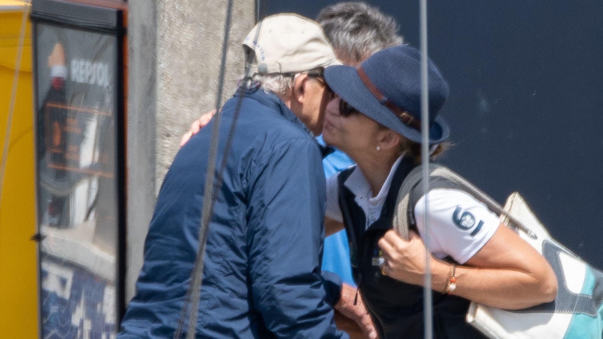 La infanta Elena viaja a Sanxenxo para reencontrarse con el rey Juan Carlos: así fue el cariñoso momento