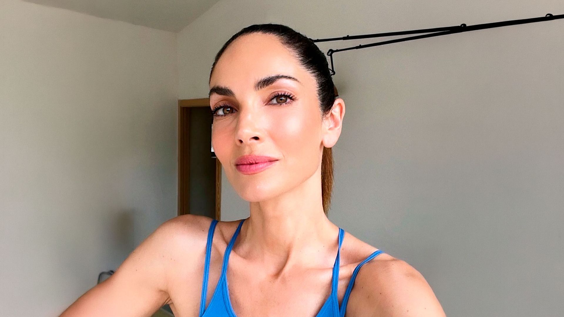 Eugenia Silva con top de deporte lista para su entrenamiento