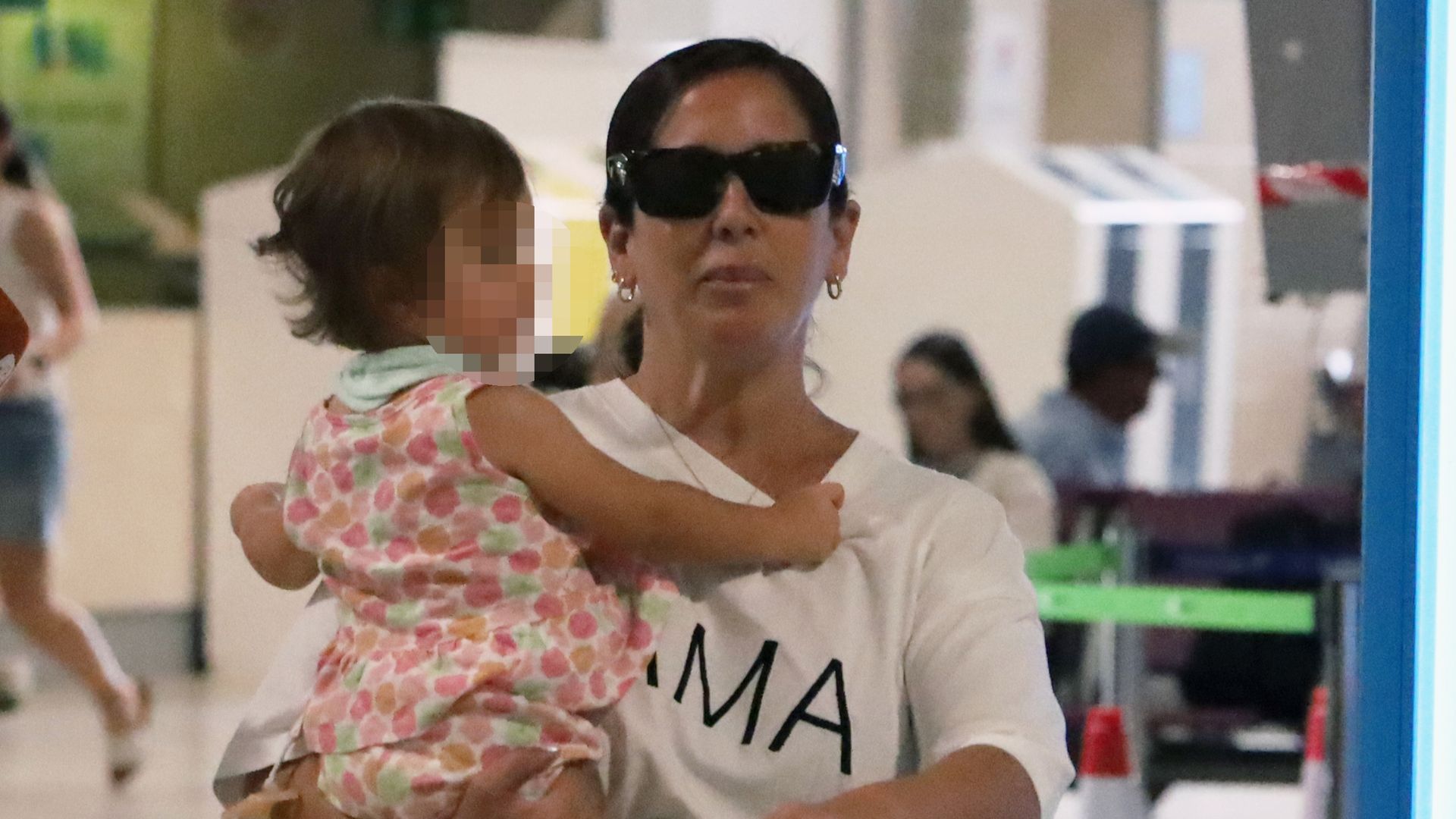 Otra imagen de Anabel Pantoja en el aeropuerto de la capital hispalense
