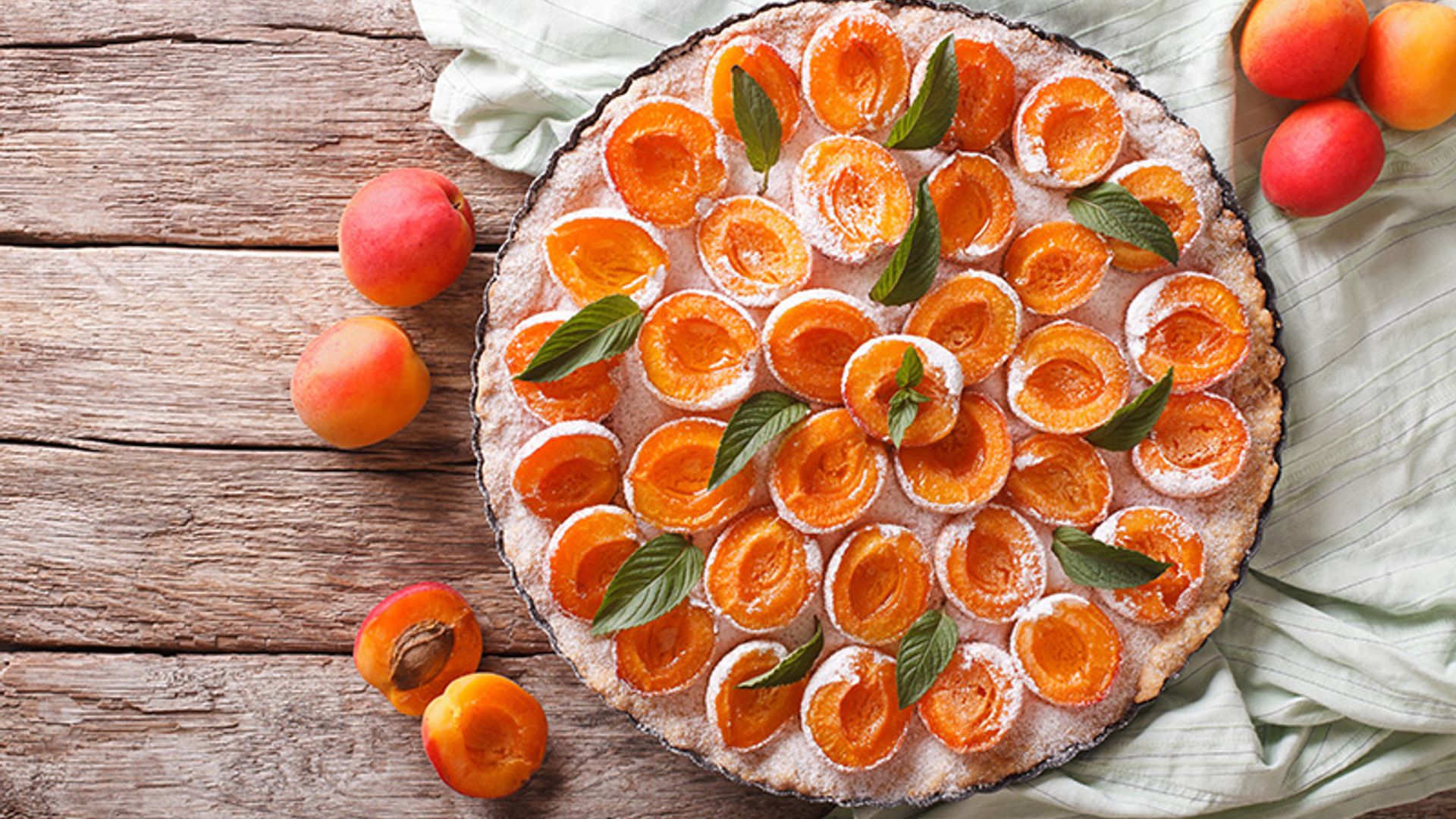 Tarta de almendra y albaricoques