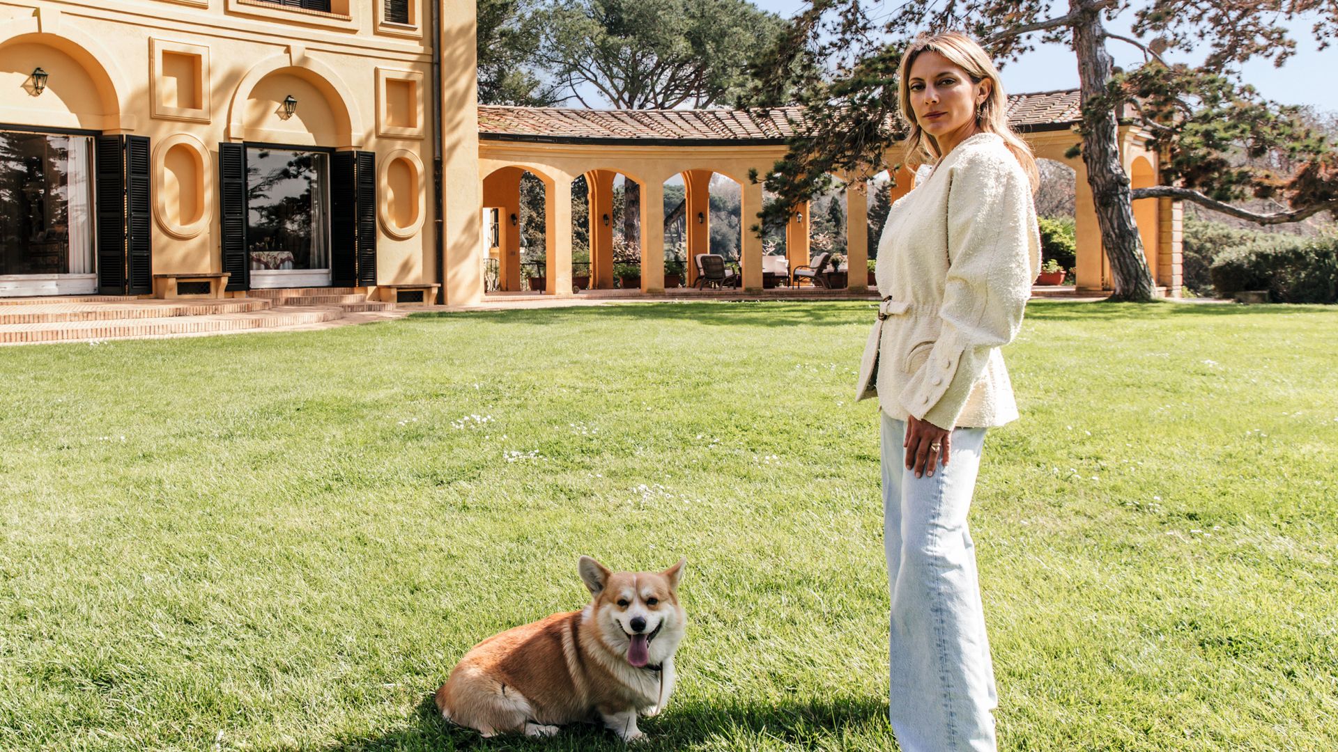 Maria Sole Torlonia dei Duchi di Poli e Guadagnolo en la parte trasera de la casa principal, con su perro, Mai Tai, de la misma raza que adoraba la Reina Isabel II (los Welsh Corgi Pembroke)