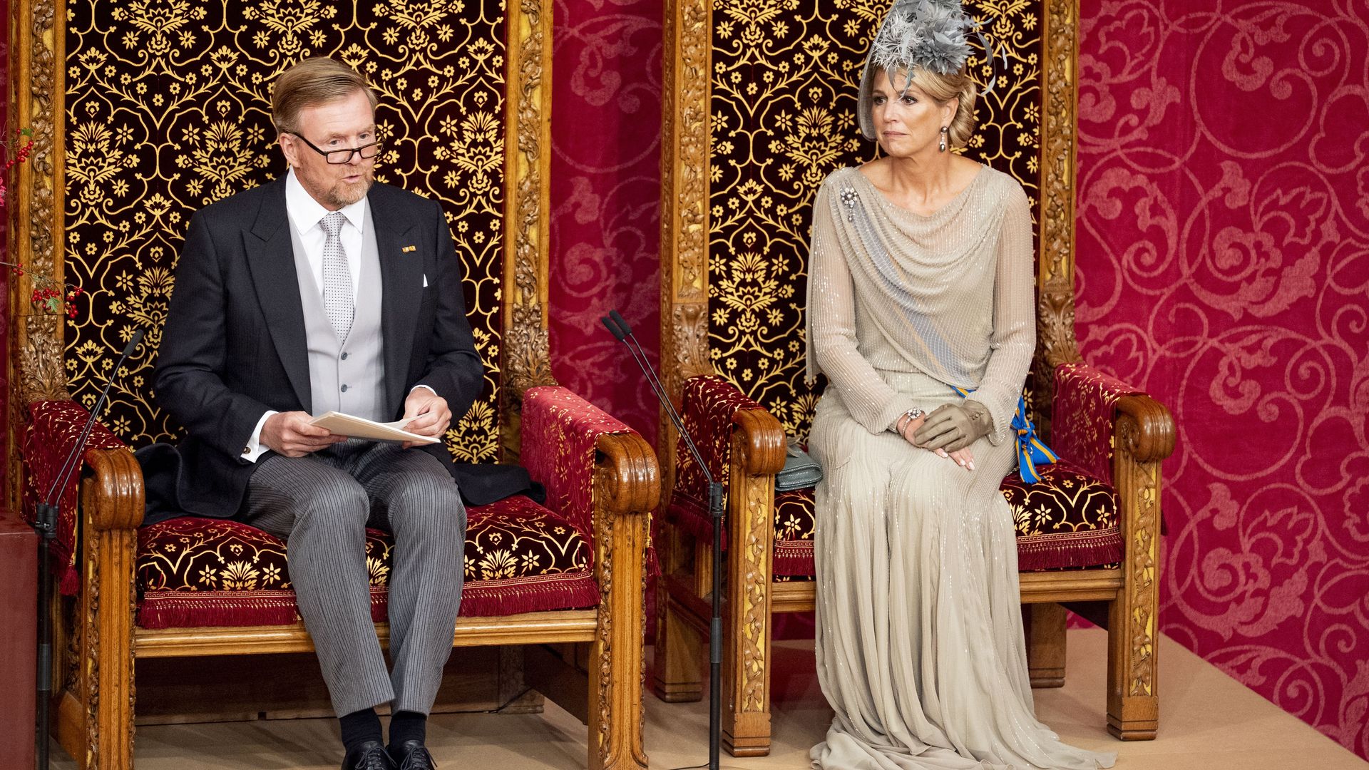 ​El deslumbrante look de Máxima con cuentas de vidrio y el tocado de plumas que estrenó en Jerez