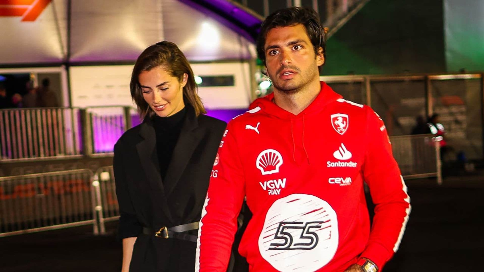Carlos Sainz Jr, a la espera de decidir su futuro mientras se consolida su relación con Rebecca Donaldson