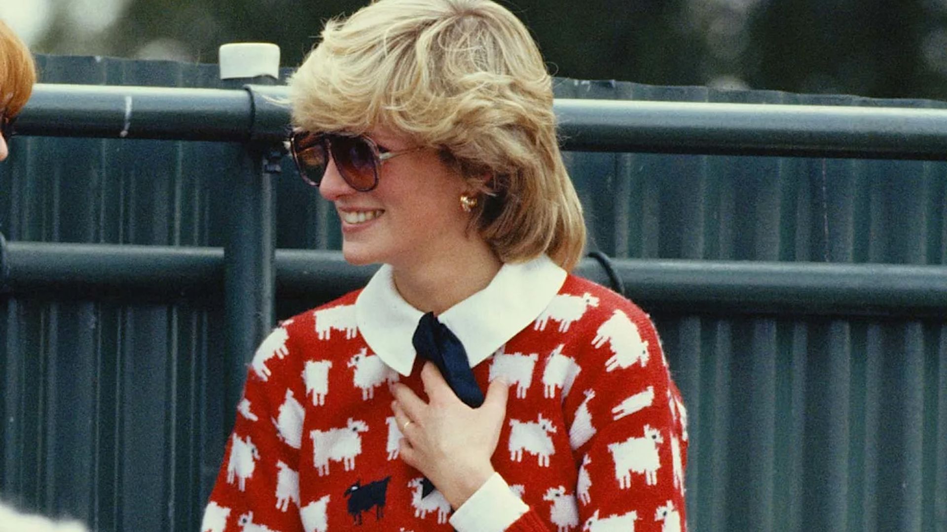 Subastan el look estampado con más significado de Diana de Gales, ¡hasta 81.000 euros por un jersey!