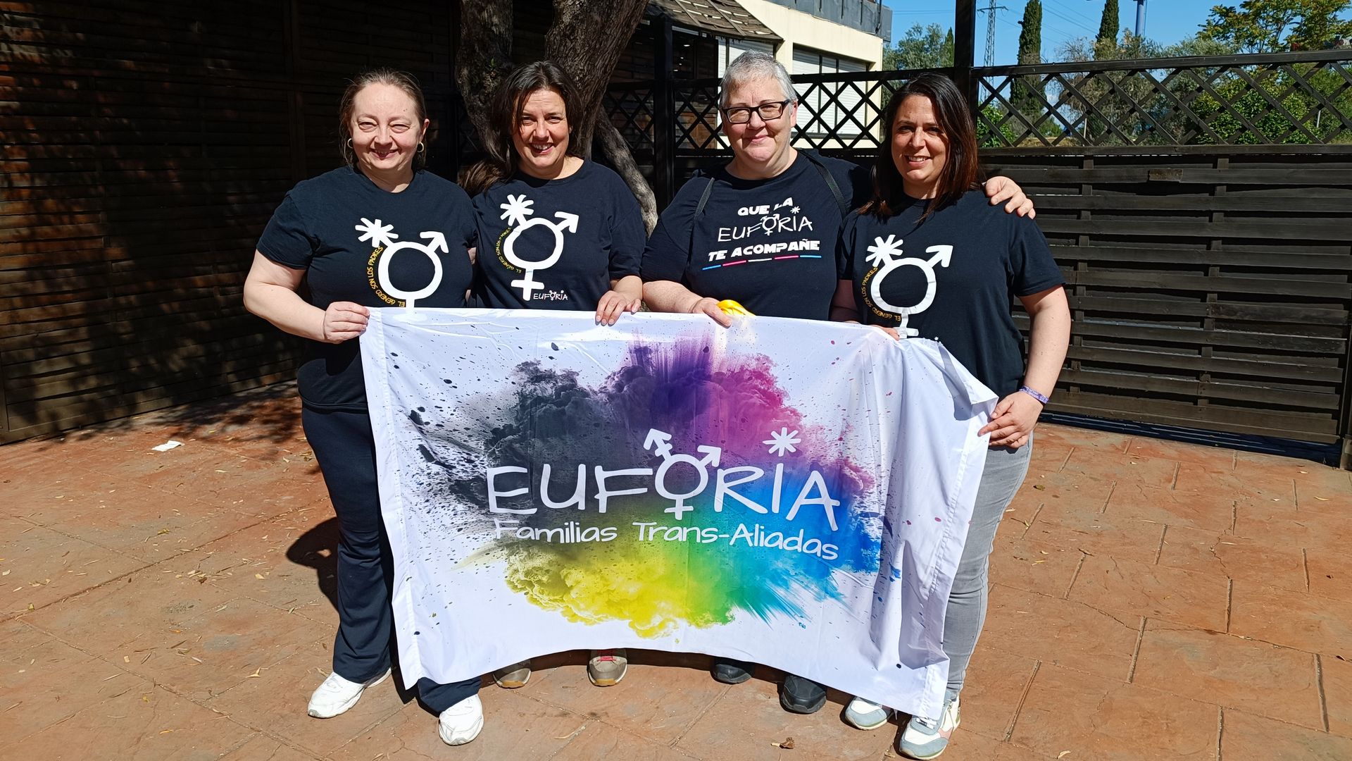 Natalia Aventín Ballarín y Saida García Casuso, junto a otras dos miembros de la asociación Euforia. Familias Trans-Aliadas