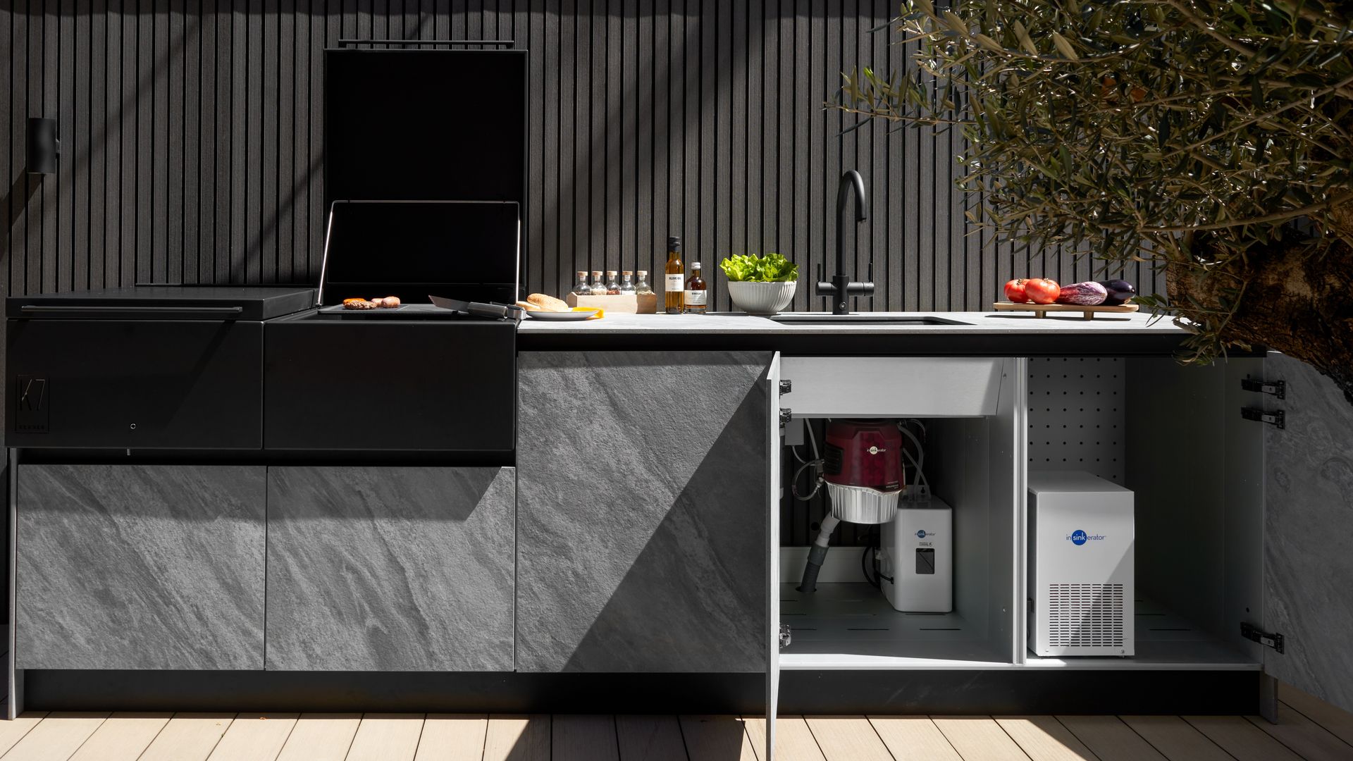 Cocina exterior con plancha, fregadero y triturador de alimentos