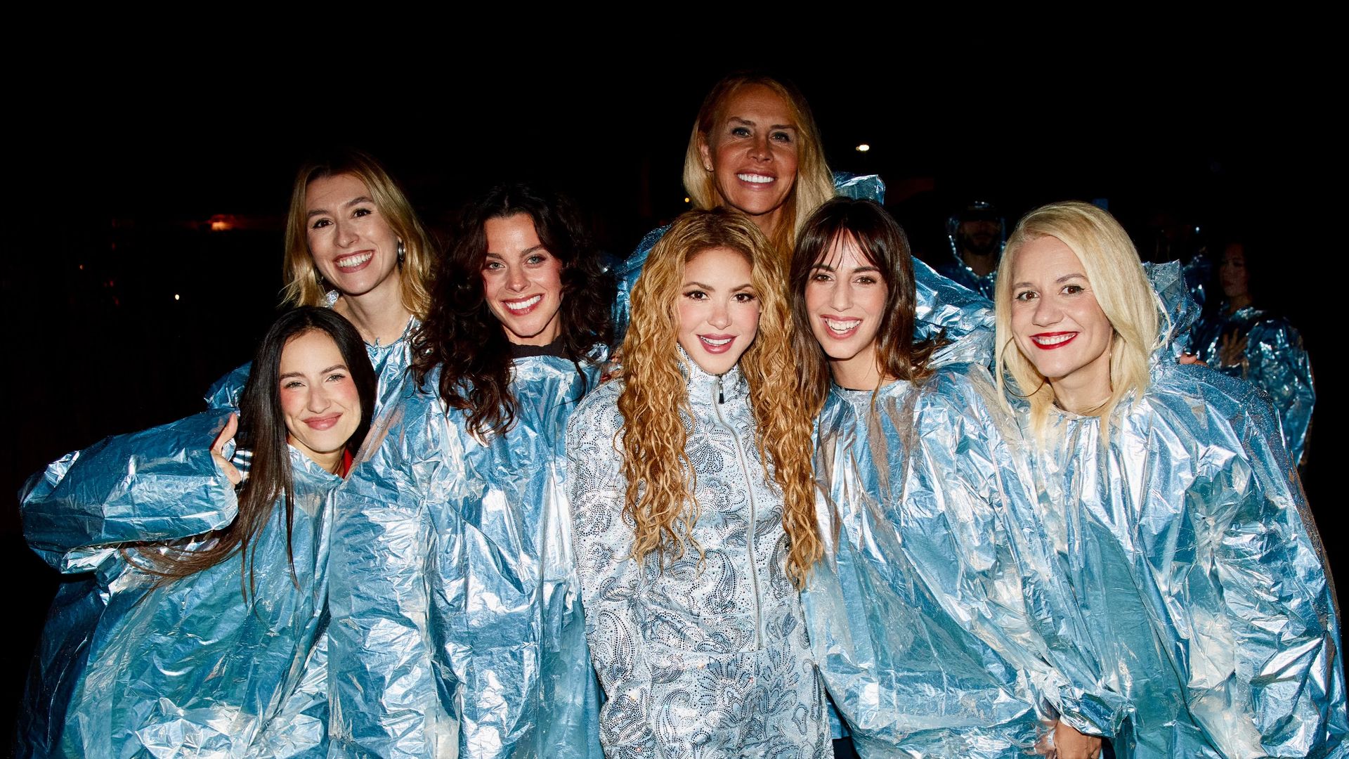 Almudena Cid, Henar Álvarez, Eva Soriano, Clara Alvarado, Aria Vega y Karla Sofía Gascón junto a Shakira en el último