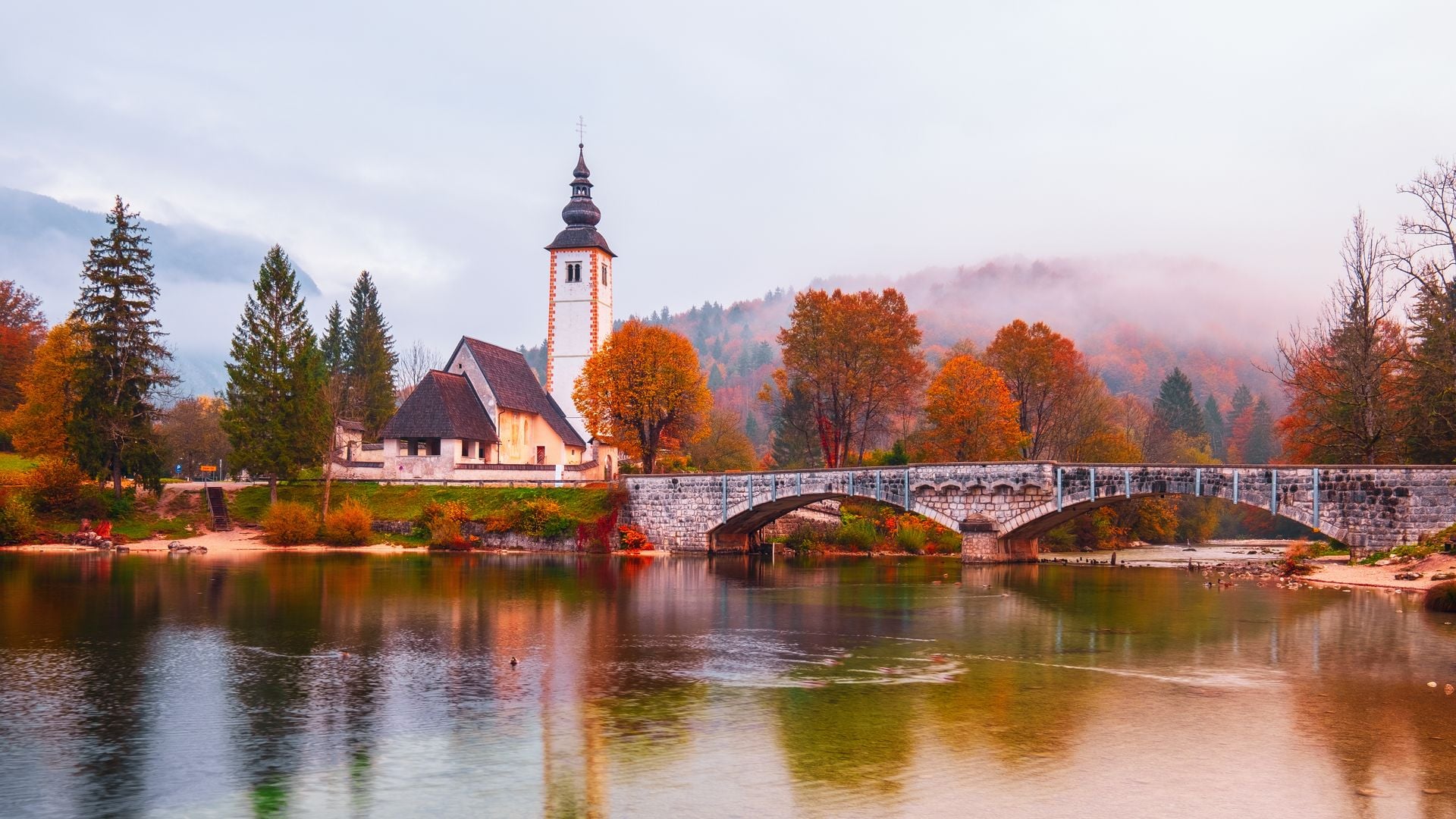 De Suiza a Eslovenia: cinco valles alpinos que se tiñen de oro en otoño y te van a enamorar