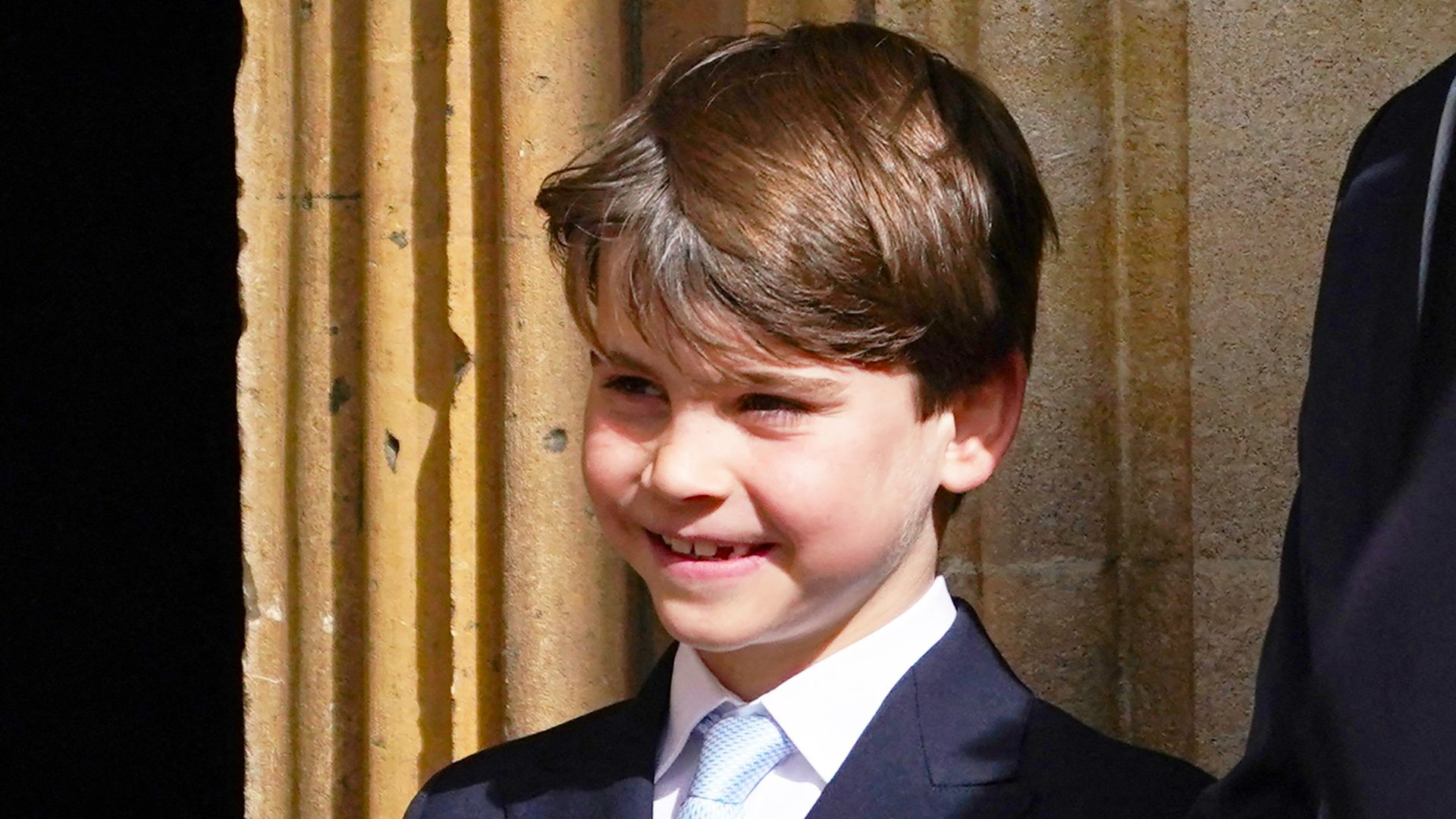 Carlos III pierde la compostura al 'empujar' en tono juguetón a el príncipe Louis