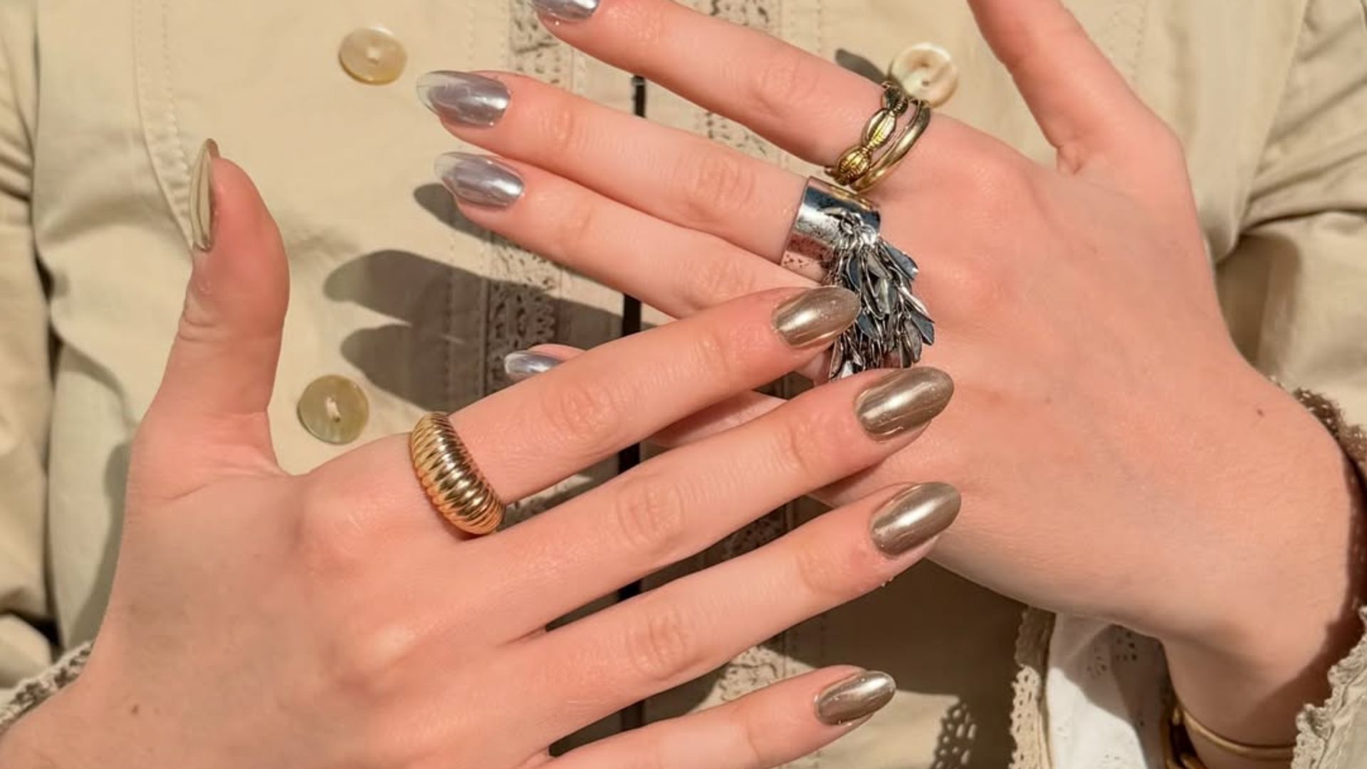 Manicuras ultrabrillantes en todos los colores, así serán las uñas que más veremos este verano