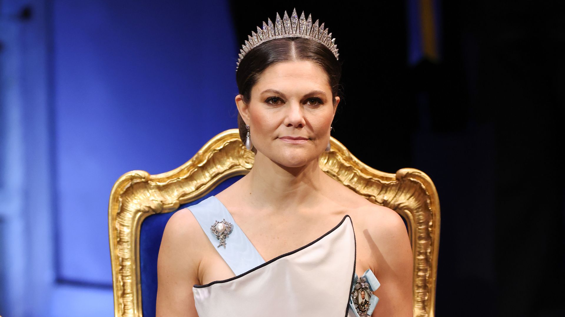 El armario de Victoria de Suecia a los 49: moda circular y vestidos 'vintage' de madres a hijas
