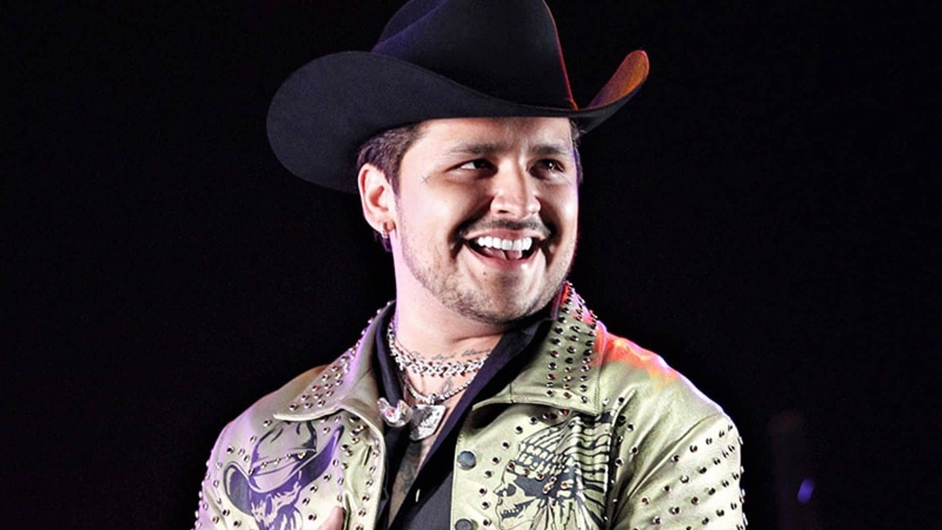 Deja atrás el pasado, Christian Nodal cubre el tatuaje de los ojos de Belinda