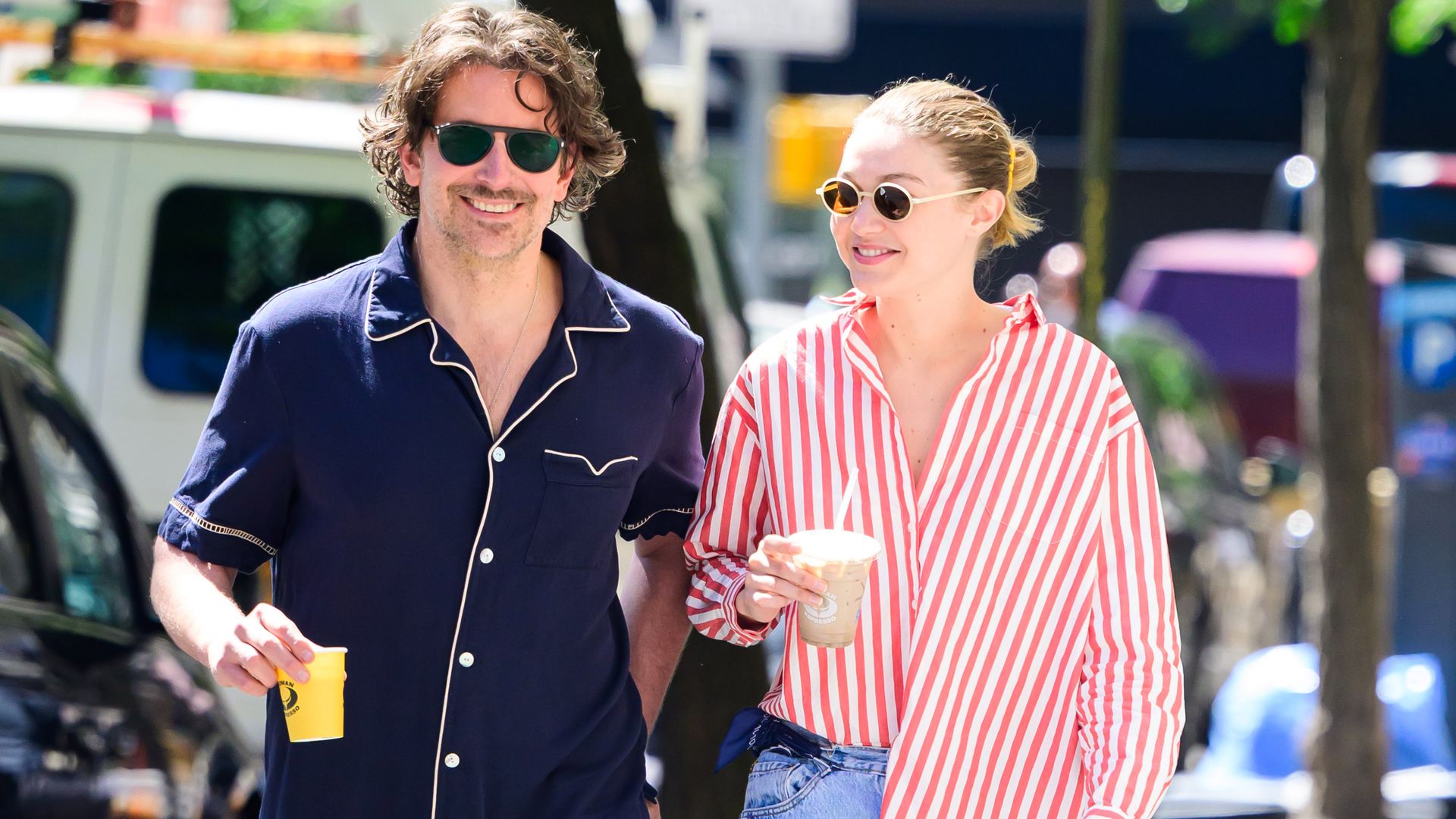 Así es como puedes darle un giro a la clásica camisa de rayas al estilo de Gigi Hadid